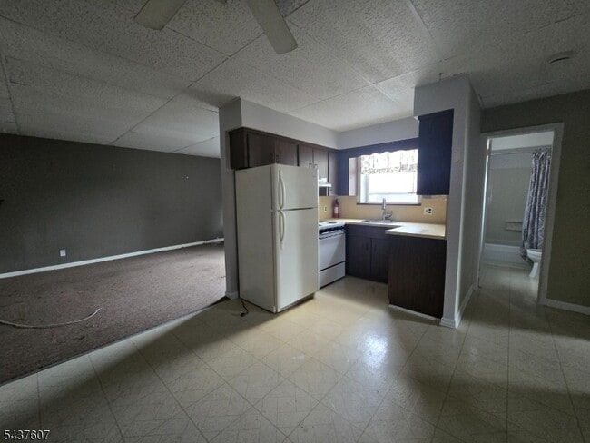 Foto del edificio - 573 Van Houten Ave