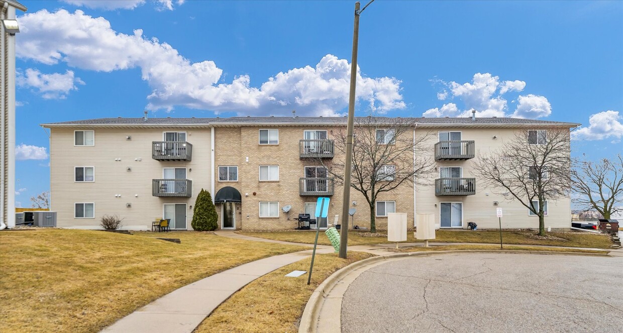 Primary Photo - Rainbow Circle Apartments