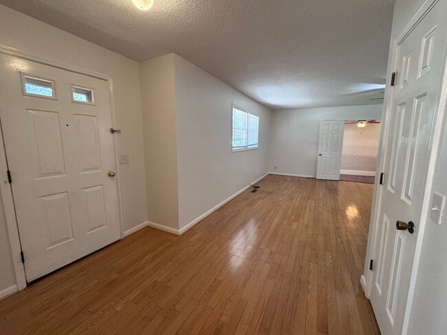 Building Photo - 1709 Oak Hill Dr S