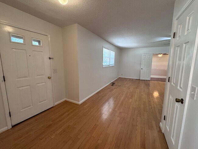 Foto del edificio - 1709 Oak Hill Dr S