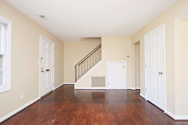 Building Photo - Student-Friendly Duplex