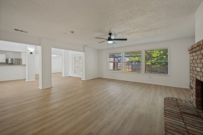 Foto del edificio - 5518 Heathercrest Dr