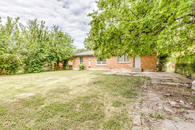 Building Photo - Cozy 3 Bedroom Home in SE Dallas