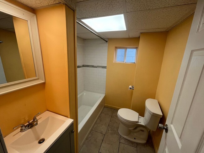 Building Photo - 568 S Main St