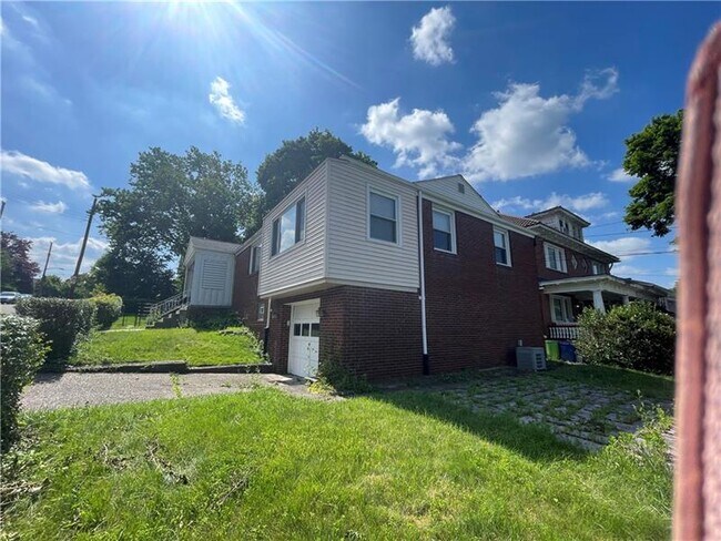 Foto del edificio - 6306 Burchfield Ave