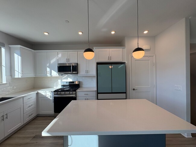 Foto del edificio - Modern Turn-Key Three-Story Townhome