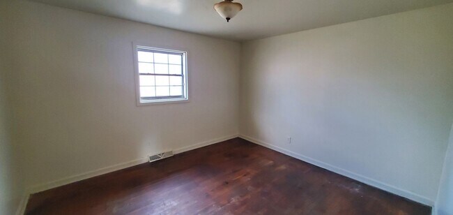 Building Photo - 2 Bedroom Apartment!