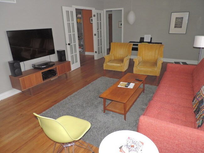 Foto del edificio - 1521 E Court St