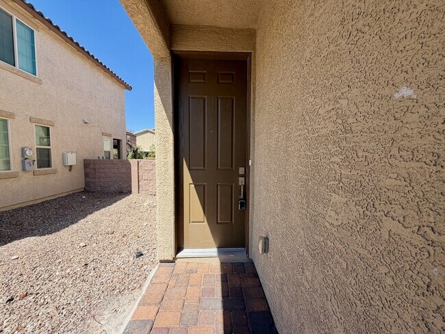 Foto del edificio - TWO STORY 3 BED 2.5 BATH HOME WITH SOLAR.