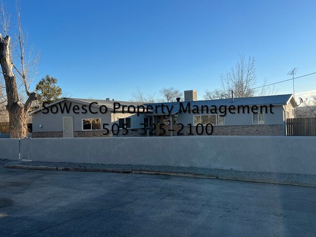 Building Photo - Large 3 Bedroom Home on East Side of Town