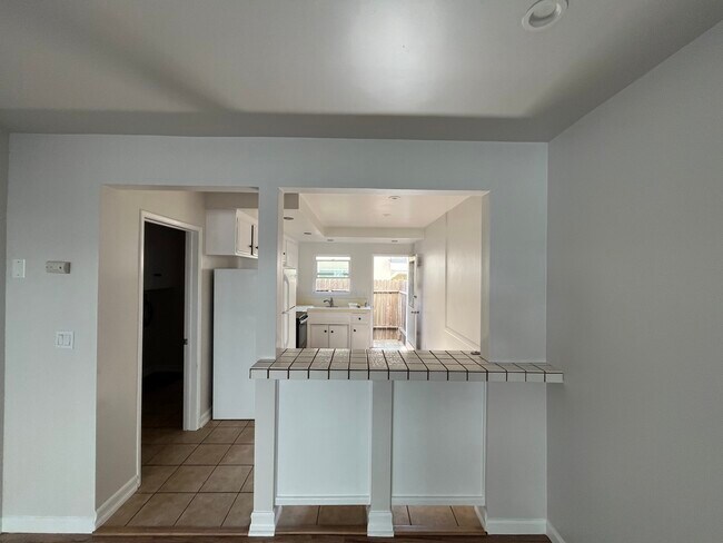 Unidad B - Cocina, con acceso al patio. - 2411 Harriman Ln