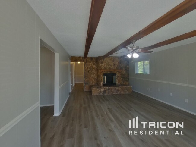 Building Photo - 808 SW Hillside Dr