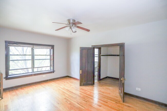 Foto del edificio - 4027 W Irving Park Rd