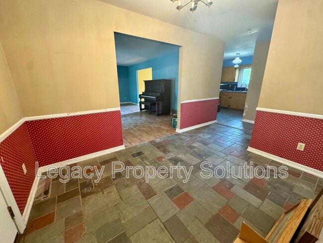 Building Photo - 401 Oakfield Dr
