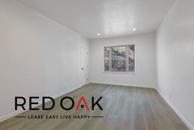Building Photo - ~$600 CREDIT~ Spacious and Sunny Top Floor...