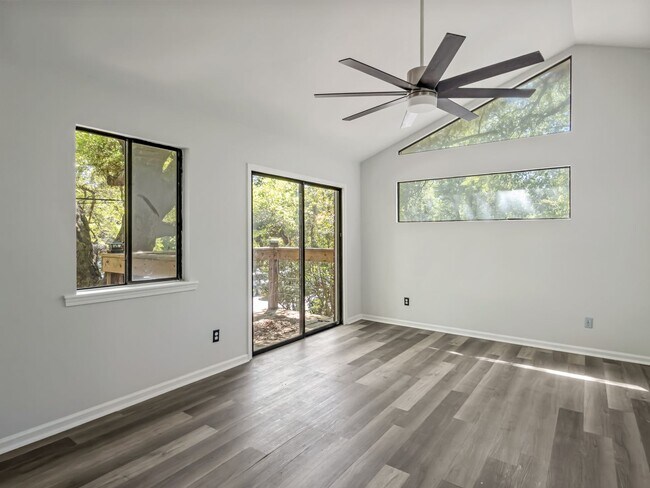 Foto del edificio - END UNIT TOWNHOME