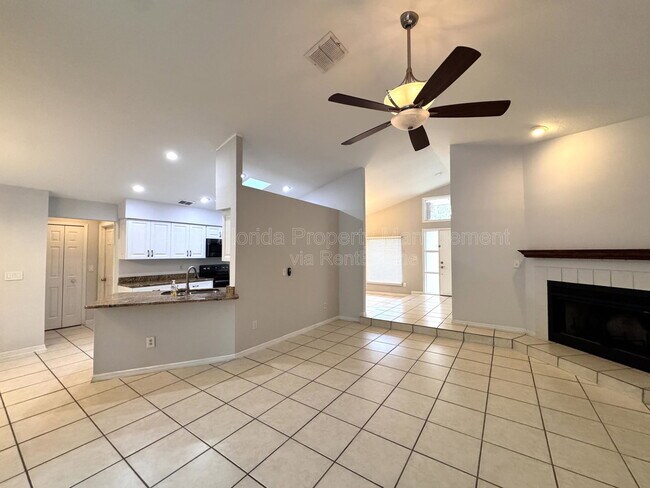 Foto del edificio - 721 Endeavour Dr S