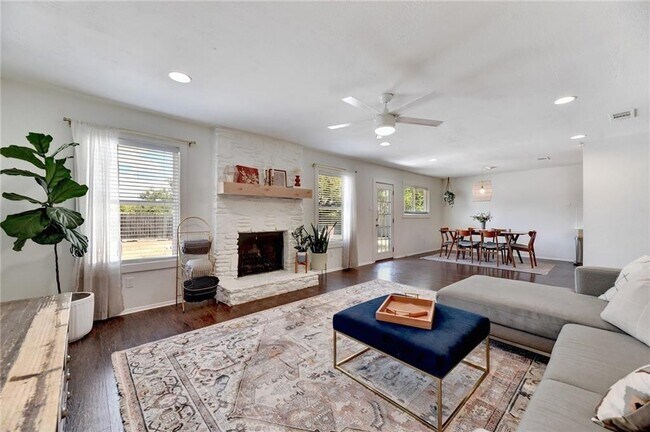 Foto del edificio - 8308 Roan Ln