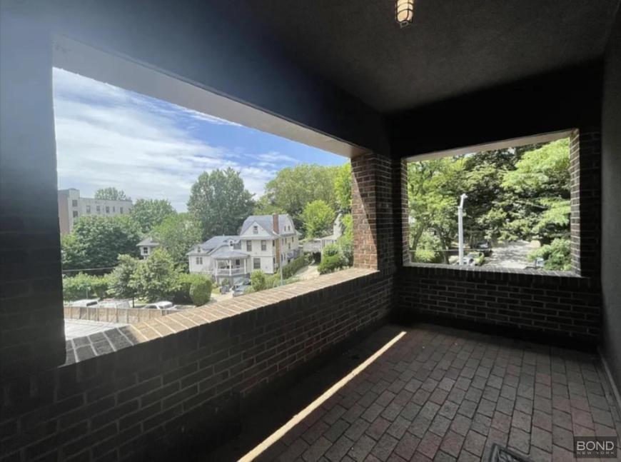 Foto principal - 3 bedroom in Queens NY 11418