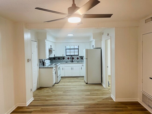 Building Photo - CROSS ST APARTMENTS