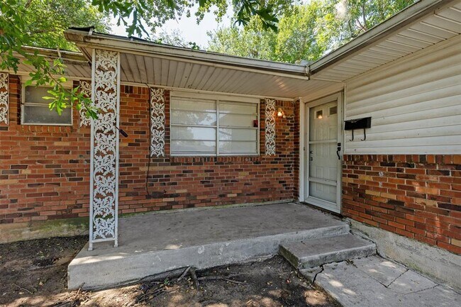 Building Photo - 3320 Hampton Rd