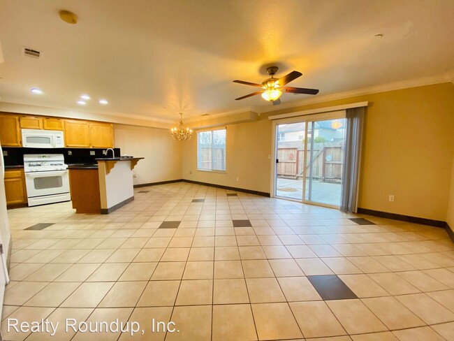 Building Photo - 3 br, 2.5 bath House - 827 Polar Bear Cir