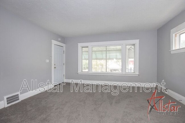 Foto del edificio - 12322-12324 Fairport Ave