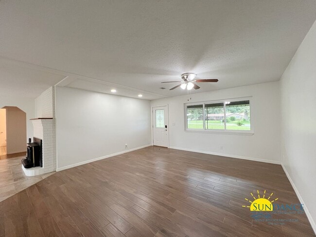 Foto del edificio - Beautifully Updated 5-Bedroom Ranch Style ...