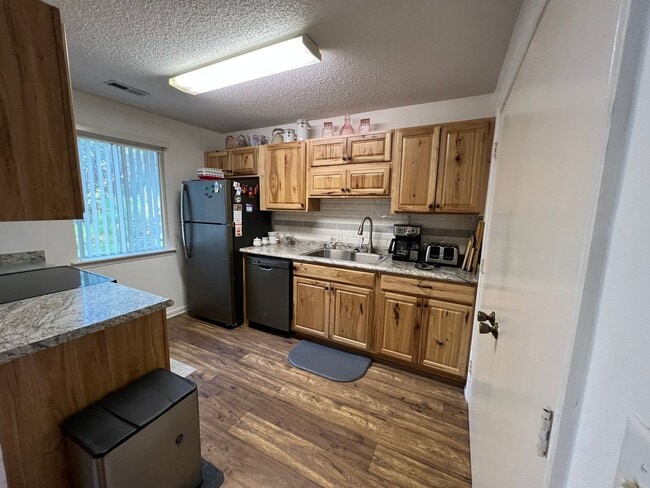 Building Photo - FURNISHED 2 BEDROOM/2 BATH UNIT 2ND FLOOR