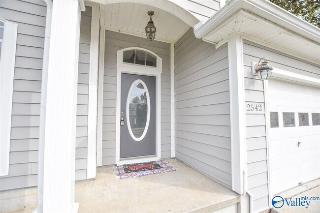Building Photo - 2542 Bonnie Oaks Dr SW