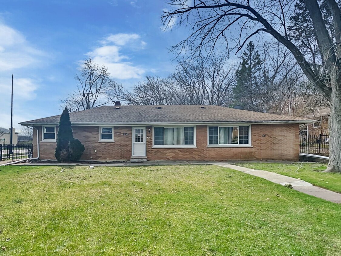 Primary Photo - 8805 W 93rd Pl