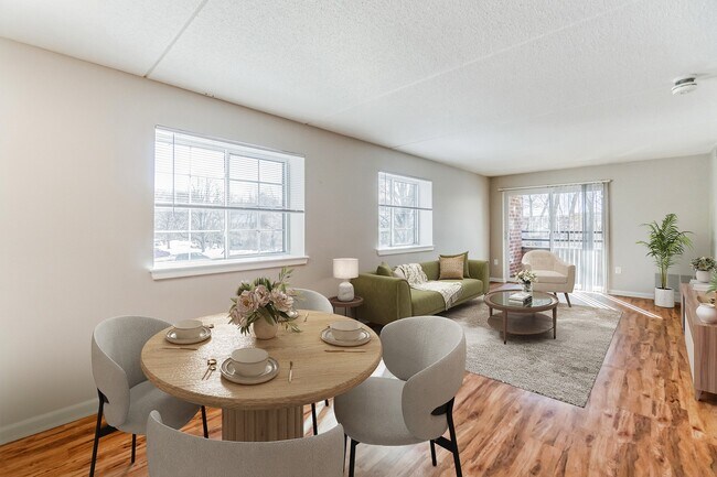 Disfrute de la comodidad y el estilo en Eagle Rock Apartments en Swampscott. Nuestros acogedores espacios de sala y comedor son perfectos para relajarse y recibir invitados. ¡Descubra su nuevo hogar hoy mismo e imagine el estilo de vida que le espera! - Eagle Rock Apartments at Swampscott