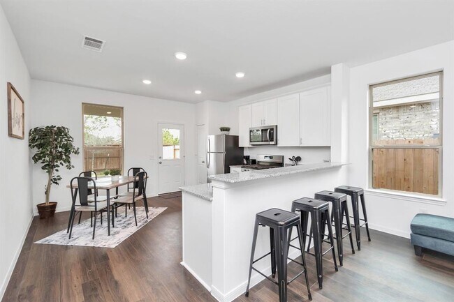Foto del edificio - 14455 Cedar Ledge Ln