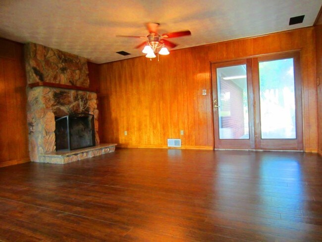 Building Photo - 1450 Highland Village Rd