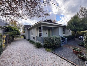 Building Photo - 208 E 38th St