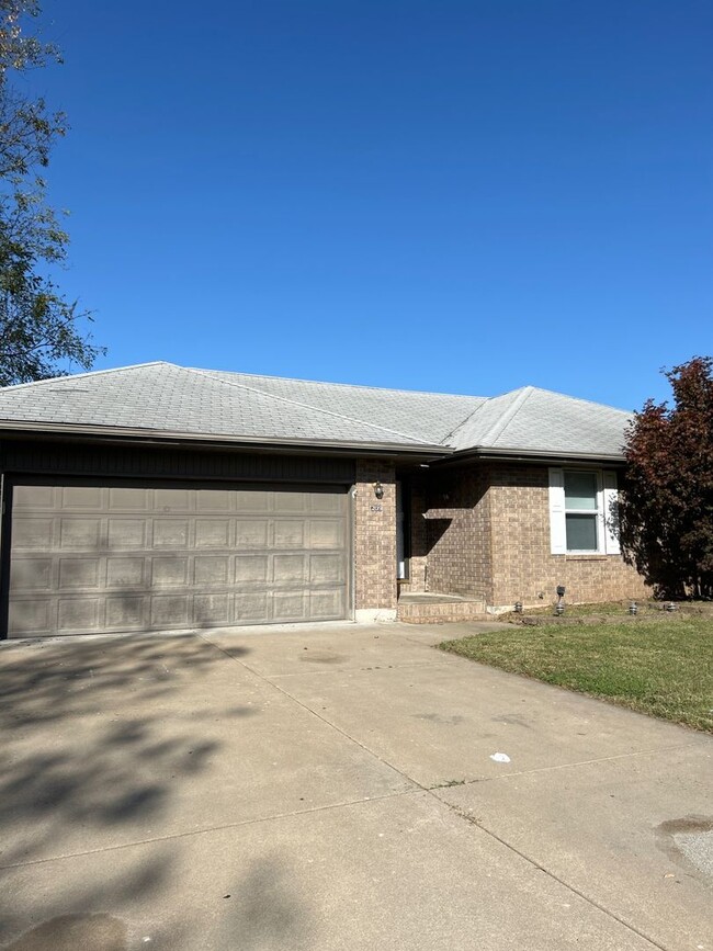 Building Photo - Hey Nixa! 3 Bed 2 bath ready for you!