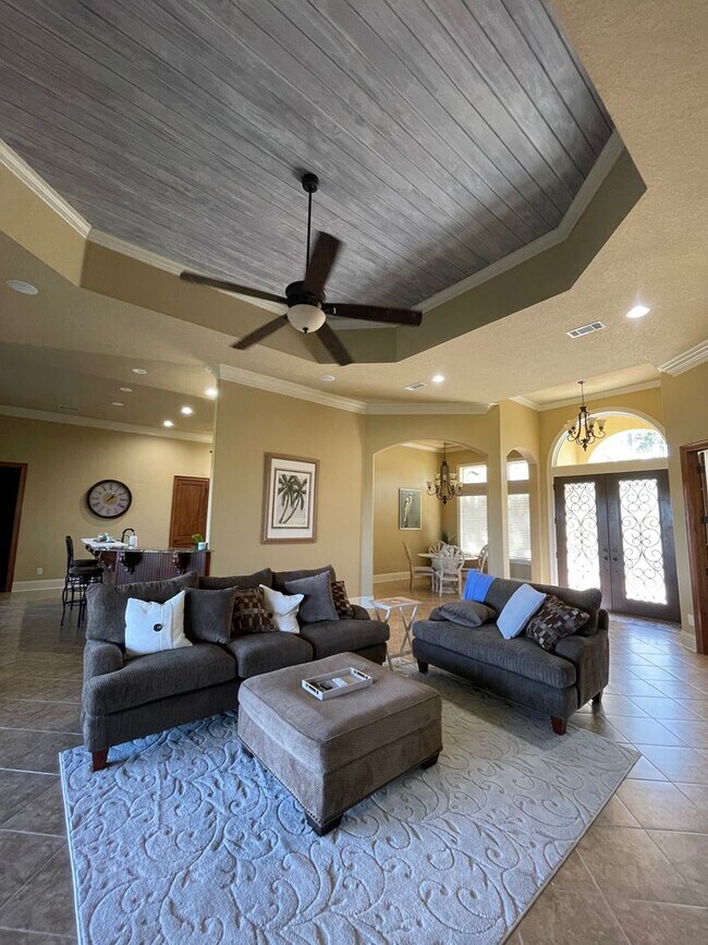 Building Photo - Luxury 3BR/3.5BA + Office in Winding River...