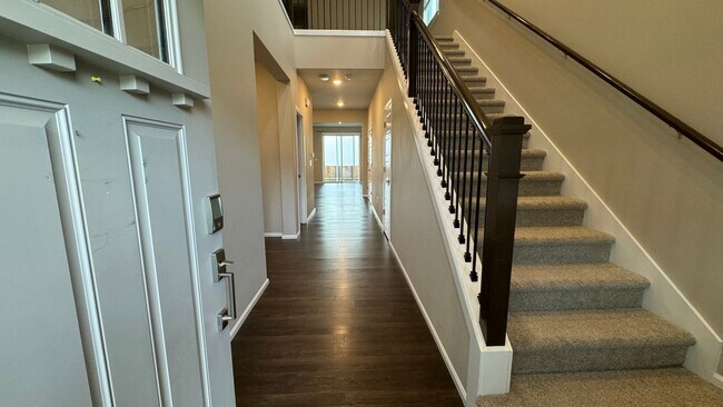 Building Photo - Beautiful 5 bedroom, 3 bath home in Maple ...