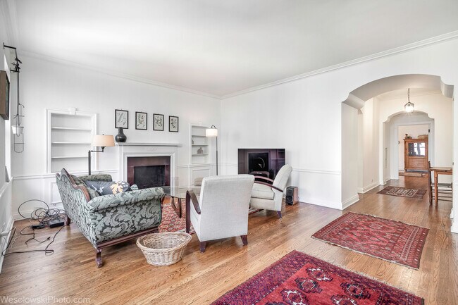 Foto del edificio - 5000 S Cornell Ave