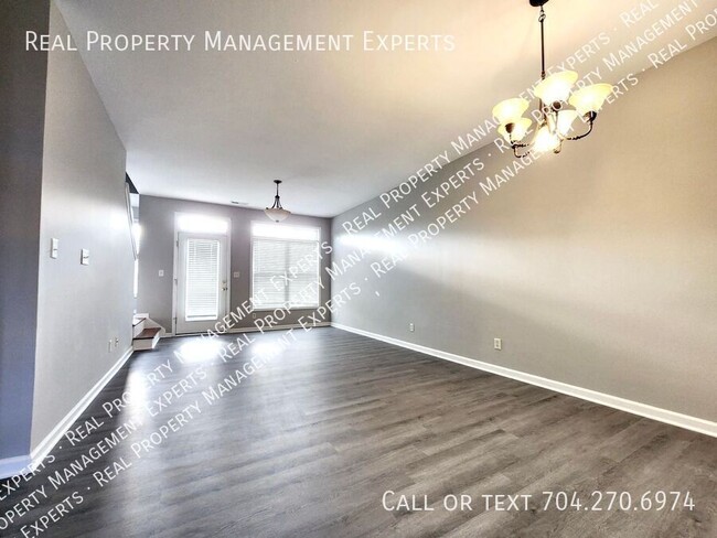 Foto del edificio - **MOVE IN SPECIAL!**Charming 2BR/2.5BA tow...