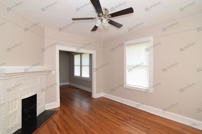 Building Photo - Spacious 2 Bedroom Cottage w/ 2 Bonus Rooms!