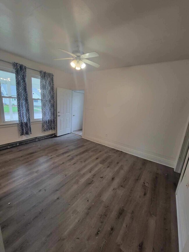 Foto del edificio - 211 Pershing Avenue North, Unit 1 (Lower L...