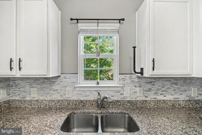 Building Photo - 8052 Buckthorne Run