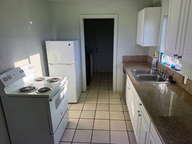 Building Photo - Downtown Home for Rent. Be near all the ac...