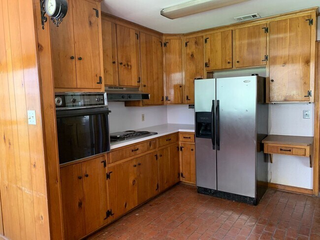 Building Photo - Single Family 4 BR 3.5 BA 0.7 Acres Water ...