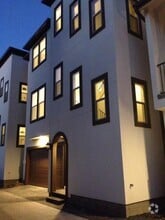 Building Photo - 1031 W 21st St