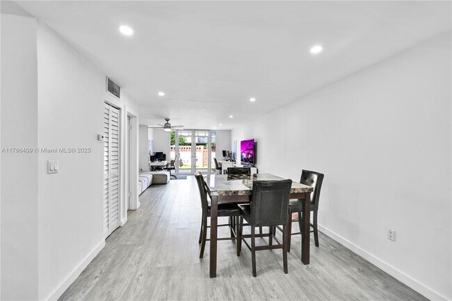 Building Photo - 14145 Kendale Lakes Cir
