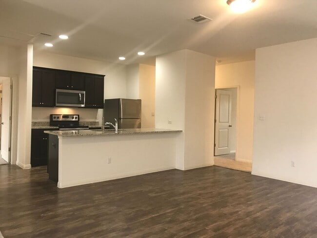 Building Photo - LIKE NEW 3/2 WITH SOLAR!