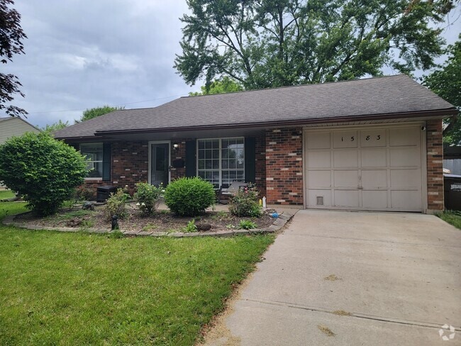 Building Photo - 1583 Roxbury Dr