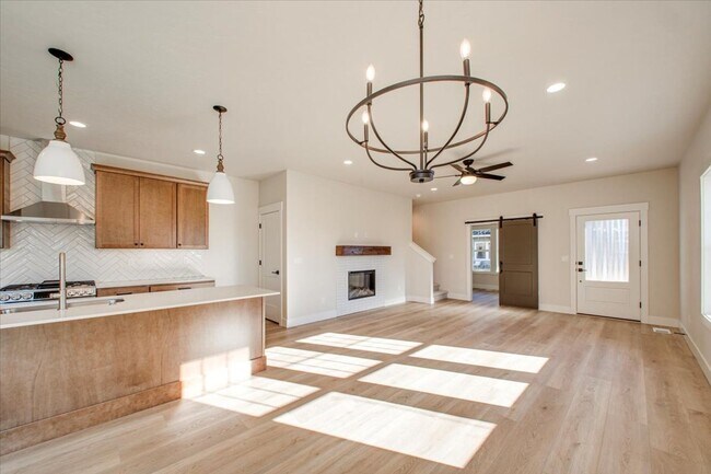 Foto del edificio - Luxury Townhome in the Heart of Eagle — 3 Beds + 3 Baths + Premium Amenities